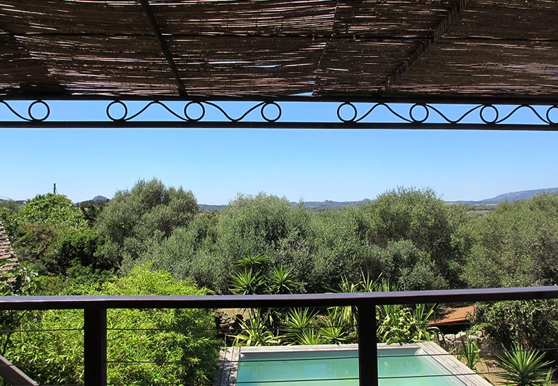 Vue de la terrasse sur la piscine de la Maison à louer en Corse du sud, proche de la mer, de Porto Vecchio, Bonifaccio et Figari, 6 chambres
